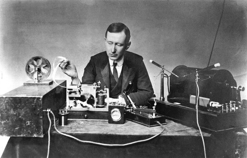 BibloRedBogota's tweet photo. ¿Sabías que el italiano Guillermo Marconi realizó la primera transmisión por radio el 14 de mayo de 1897? @BibloRedBogota, #LEORadio, emisora digital y @CulturaenBta nos unimos para conmemorar el Día Mundial de la Radio. 📻🎤 Un espacio para  hablar sobre la importancia de este medio de comunicación, su influencia y además te dejaremos algunos libros recomendados. Abrimos hilo.🧵

Fuente: National Geographic