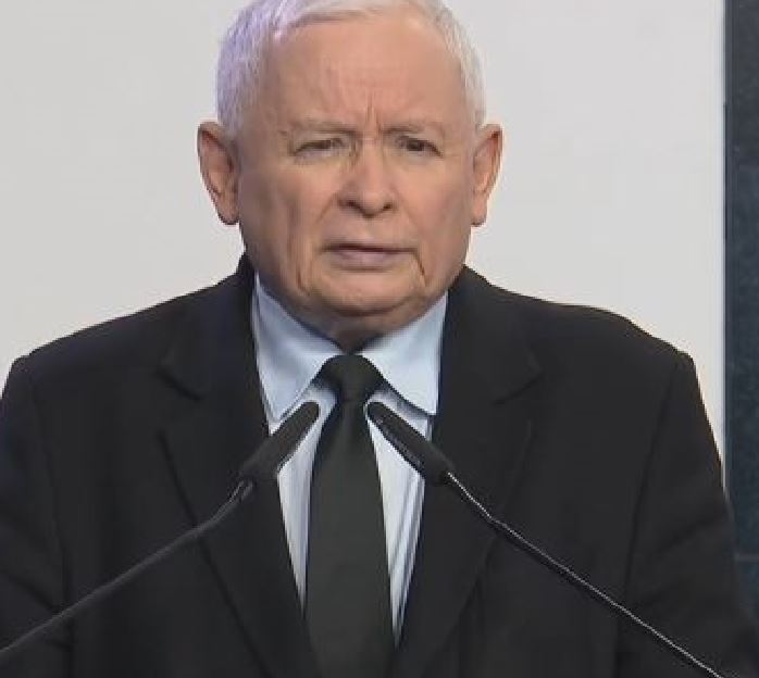 ryszcuk's tweet photo. Kaczyński o Pegasusie dzisiaj : "... podsłuchy były zatwierdzone i przez prokuraturę i przez sąd wedle mojej wiedzy, ale ja żadnej dokładnej wiedzy w tej sprawie nie mam, z całą pewnością nie był podsłuchiwany pan premier Morawiecki"...z całą pewnośćią...no to mam jednak wiedzę!! https://t.co/3KvaMQU8YT