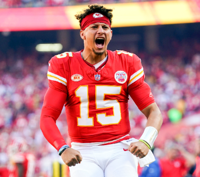 johnewing's tweet photo. How clutch is Patrick Mahomes?

Since 2001, there have been 125 drives in the NFL Playoffs in 4Q or OT with <1 minute to play and a team trailing by 7 pts or less

Only 40% of those drives ended in the points needed to tie or take lead per @Neil_Paine

Mahomes has gone 7-for-7 ✅ https://t.co/r7STytWgQx