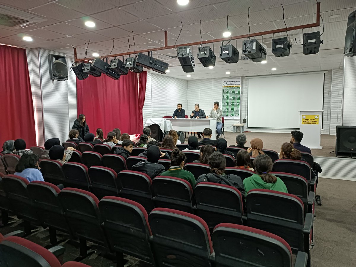 yesil_silvan's tweet photo. Okulumuzda TÜBİTAK Bilim Fuarı hazırlıkları kapsamında toplantı gerçekleştirdik.20 Projemizin durumunu danışman öğretmenlerimiz ve öğrencilerimizle değerlendirdik. https://t.co/2nl7Q1691Z