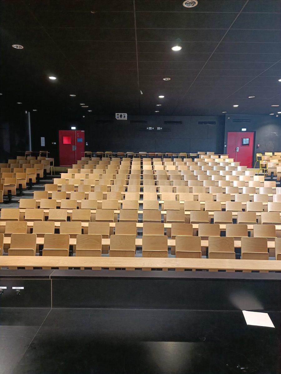 Maxouks's tweet image. On te fou comme professeur sans aucune raison dans un AMPHI comme ça devant 400 personnes pendant 1h, tu ne peux rien préparer a l'avance DE QUOI TU PARLES ? mdrrrr