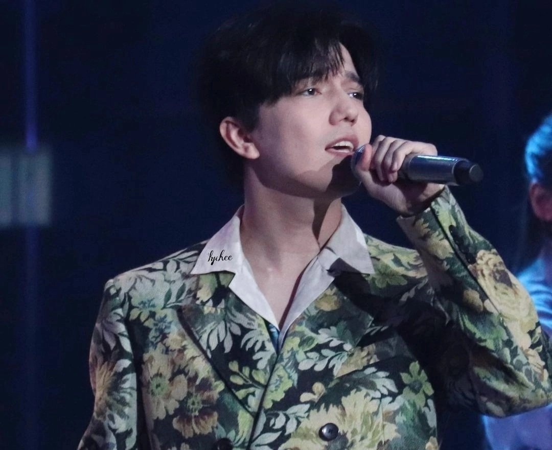 @DimashNumber1 DEARS LOVE DIMASH 
Dimash è una persona speciale.  Semplicemente penetra nei nostri cuori con le sue emozioni.
#Omir 
#Omir_Dimash 
#DimashVoiceOfHearts