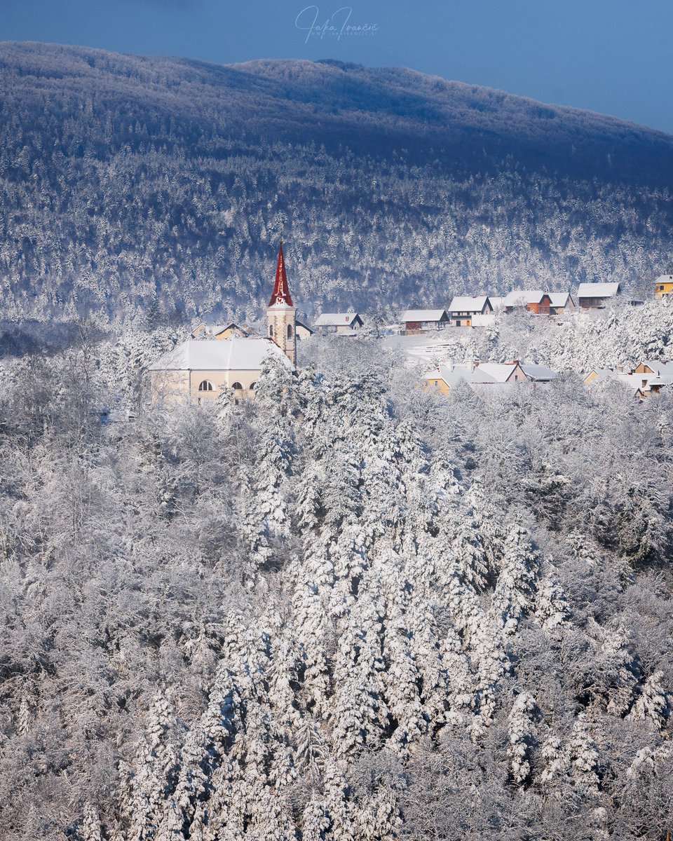 Same place, same day, different viewpoint. #winter #snow #morning #starivrhobkolpi #kolpa #kocevsko #kocevje #village #view #landscape #nature #ifeelslovenia #natgeo