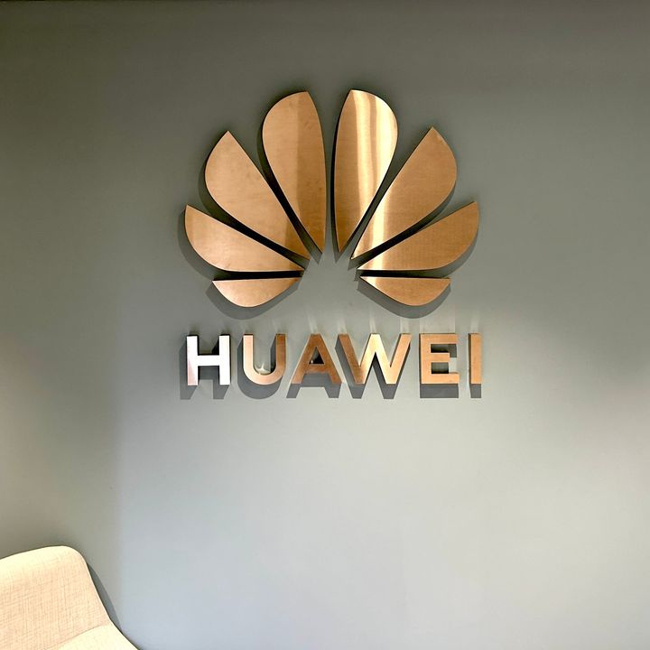 We had the privilege to collaborate with Huawei UK, bringing a fresh vibe to their brand-new Paddington office this January 2024. 

#windowgraphics #metalsignes #lightbox #barbican #MJCPShowcase #PrintingEvolution #CreativeJourney #PrintArt #InnovationInPrint #LondonPrint