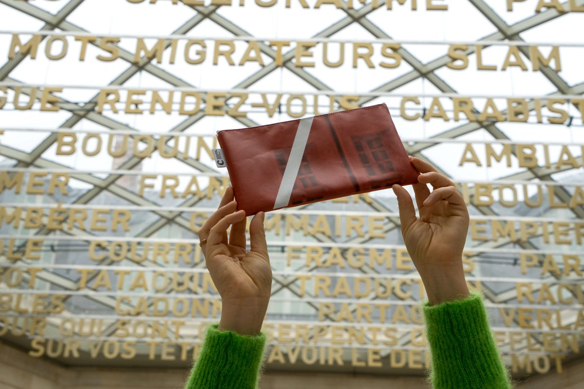 citelanguefr's tweet photo. Grâce à @bilumParis, les affiches de la campagne d'ouverture de la @citelanguefr connaissent une seconde vie 🔁! Confectionnées à la main, ces pièces uniques deviennent des objets souvenirs à l’image de la Cité🏰 
Attention, édition limitée ✨! 
👉 https://t.co/Rl7LrLbcDB https://t.co/TbRNEPe7Zr