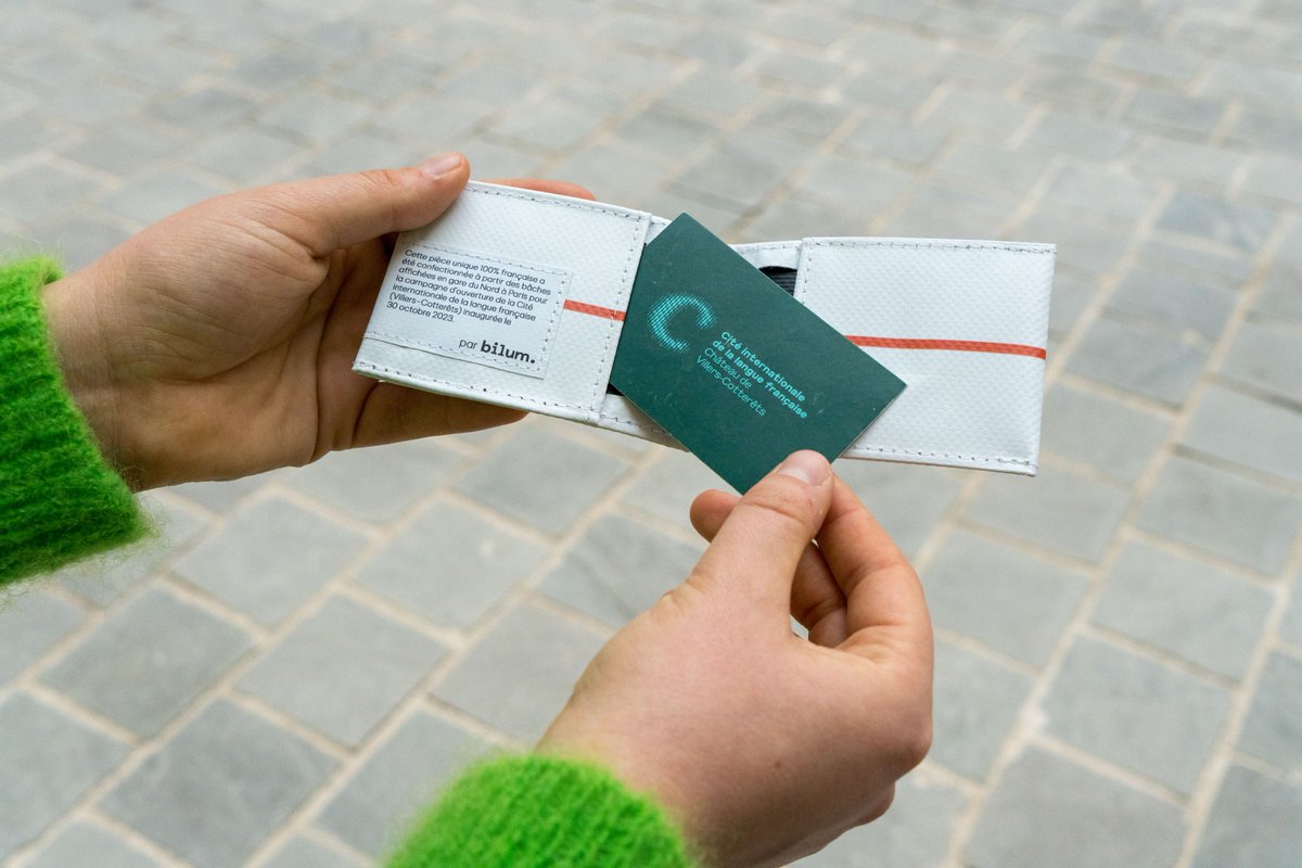 citelanguefr's tweet photo. Grâce à @bilumParis, les affiches de la campagne d'ouverture de la @citelanguefr connaissent une seconde vie 🔁! Confectionnées à la main, ces pièces uniques deviennent des objets souvenirs à l’image de la Cité🏰 
Attention, édition limitée ✨! 
👉 https://t.co/Rl7LrLbcDB https://t.co/TbRNEPe7Zr