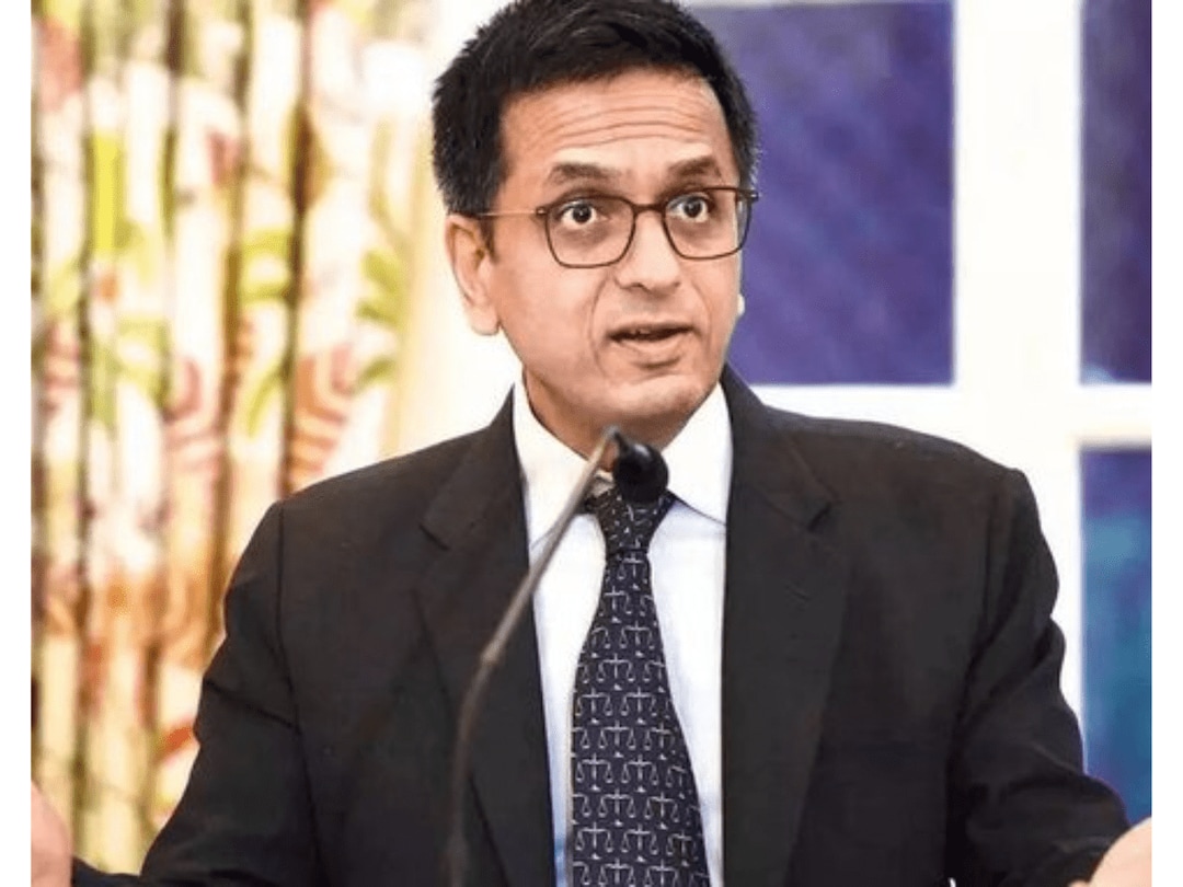 NewsAlgebraIND's tweet photo. BIG NEWS 🚨 CJI Chandrachud expressed shock that the Aam Aadmi Party (AAP) political office was built over "encroached land" that was originally allotted to the Delhi High Court.

CJI asks AAP to return the land.

He said "No one can take law into their own hands. How can a political party sit tight on that?"