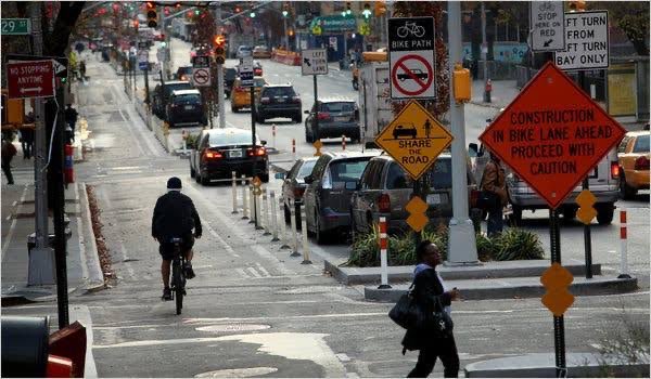 Estudio con duración de 13 años encontró que los carriles protegidos para bicicletas, disminuyeron hasta en un 44% no sólo las muertes de ciclistas, sino también de peatones y automovilistas.🚶🚲🚙👌 usa.streetsblog.org/2019/05/29/pro…