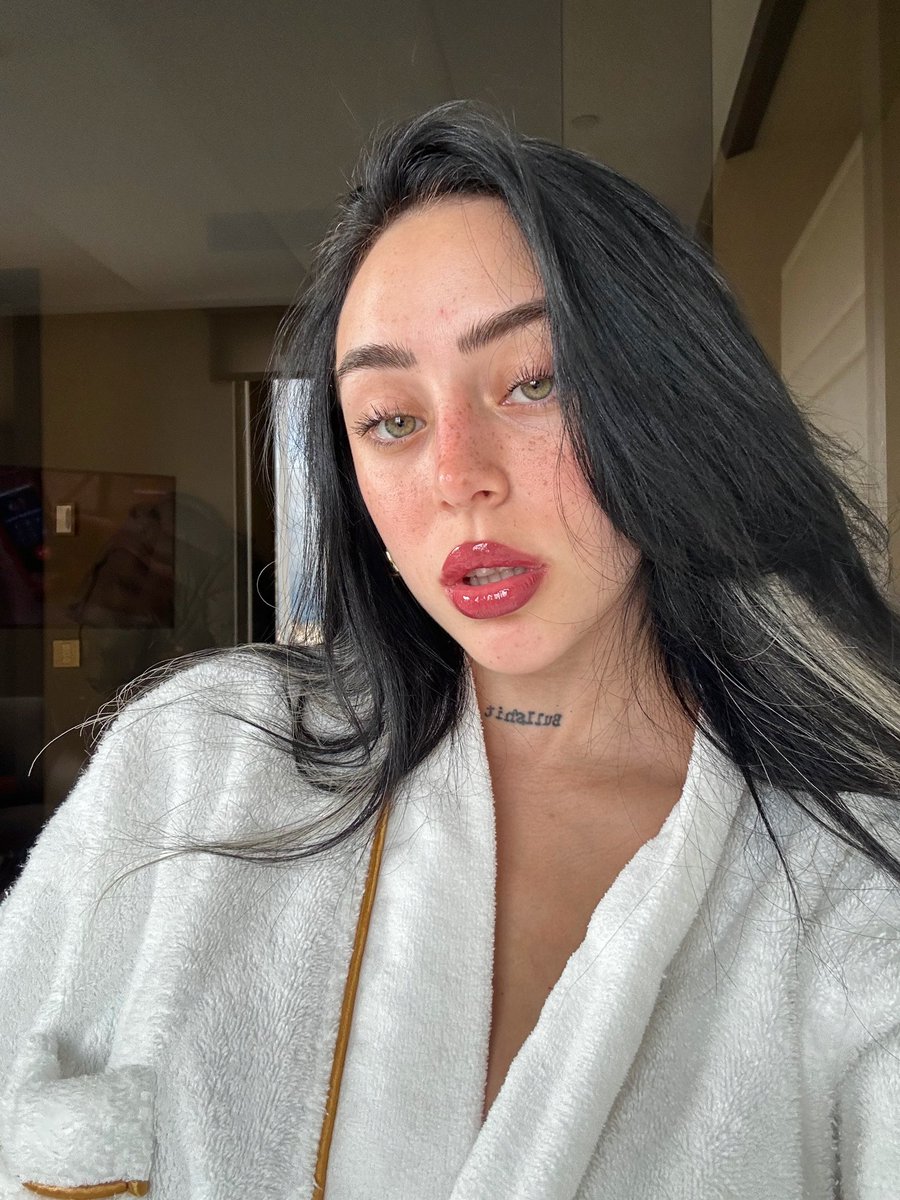 nicki nicole en el 2020 y en solitario mientras que peso pluma estaba en un centro de rehabilitacion por drogadicto, pero los mexicanos creen que el feo ese le hizo la carrera a una de las minas más talentosas y buenas que tiene argentina