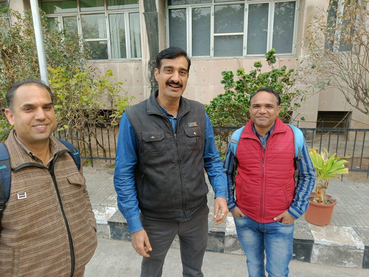 आज टीम RPEA(U) द्वारा निम्न जरूरी कार्य किए गए
©कॉविड प्रोत्साहन राशि हेतु ज्ञापन दिया गया 
©सीट एलोकेशन की फाइल FA द्वारा अप्रूव हो गई है
मेडिकल कॉलेज में  ग्रेड 1st की सीट हेतु चिकित्सा मंत्री जी के अधिकारियों को ज्ञापन दिया
टीम:- तिलक शर्मा जी, महेश यादव जी और सुशील शर्मा जी