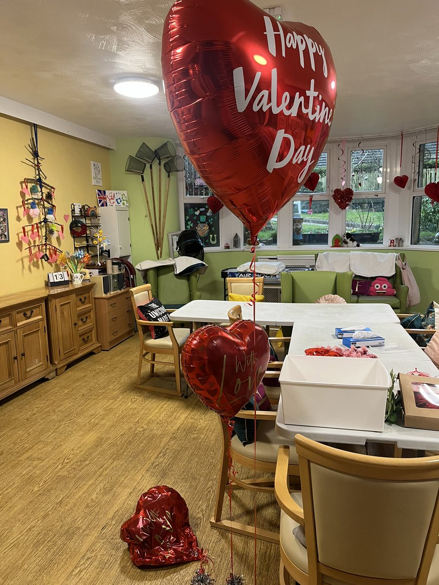 suesroka's tweet photo. Absolutely fuming with Card Factory Bingley! Bought balloons for the residents party tomorrow! Left the shop and got back to the car to see 1 balloon had deflated! Back to the shop, they refused to change it for me! Said if I want it replacing will charge again@cardfactoryplc https://t.co/1WEOGe03Uw