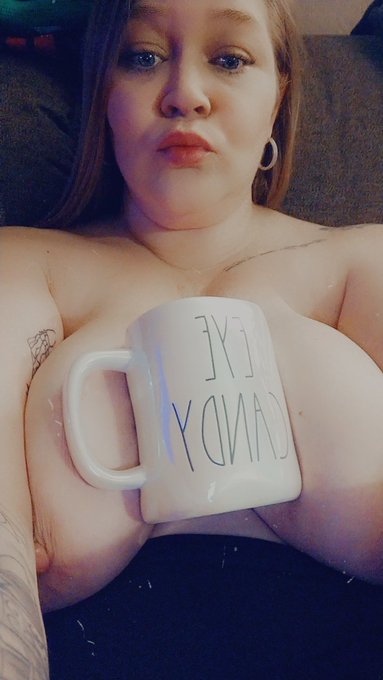 It's a perfect day to show off my new mug ! Happy titty Tuesday 😘 https://t.co/Yny43SM1hb