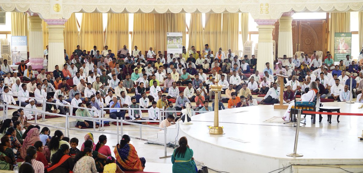 Gurudev's tweet image. 1,000 farmers from across Maharashtra are at the @BangaloreAshram today. It is heartening to hear their success stories where they have doubled and tripled their income as beneficiaries of the @ArtofLiving’s ‘JalTara’ project and Natural Farming trainings.