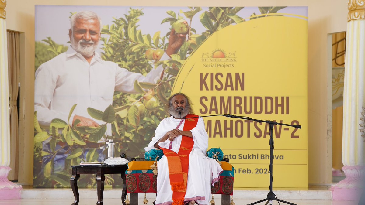 Gurudev's tweet image. 1,000 farmers from across Maharashtra are at the @BangaloreAshram today. It is heartening to hear their success stories where they have doubled and tripled their income as beneficiaries of the @ArtofLiving’s ‘JalTara’ project and Natural Farming trainings.