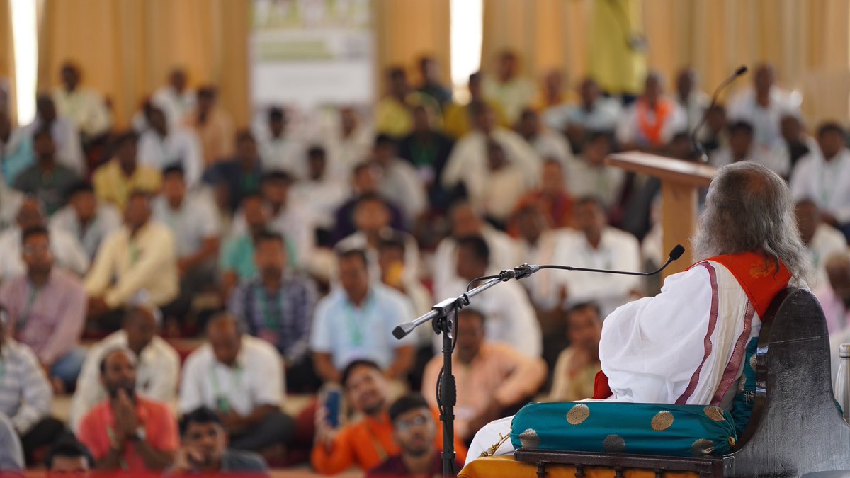 Gurudev's tweet image. 1,000 farmers from across Maharashtra are at the @BangaloreAshram today. It is heartening to hear their success stories where they have doubled and tripled their income as beneficiaries of the @ArtofLiving’s ‘JalTara’ project and Natural Farming trainings.