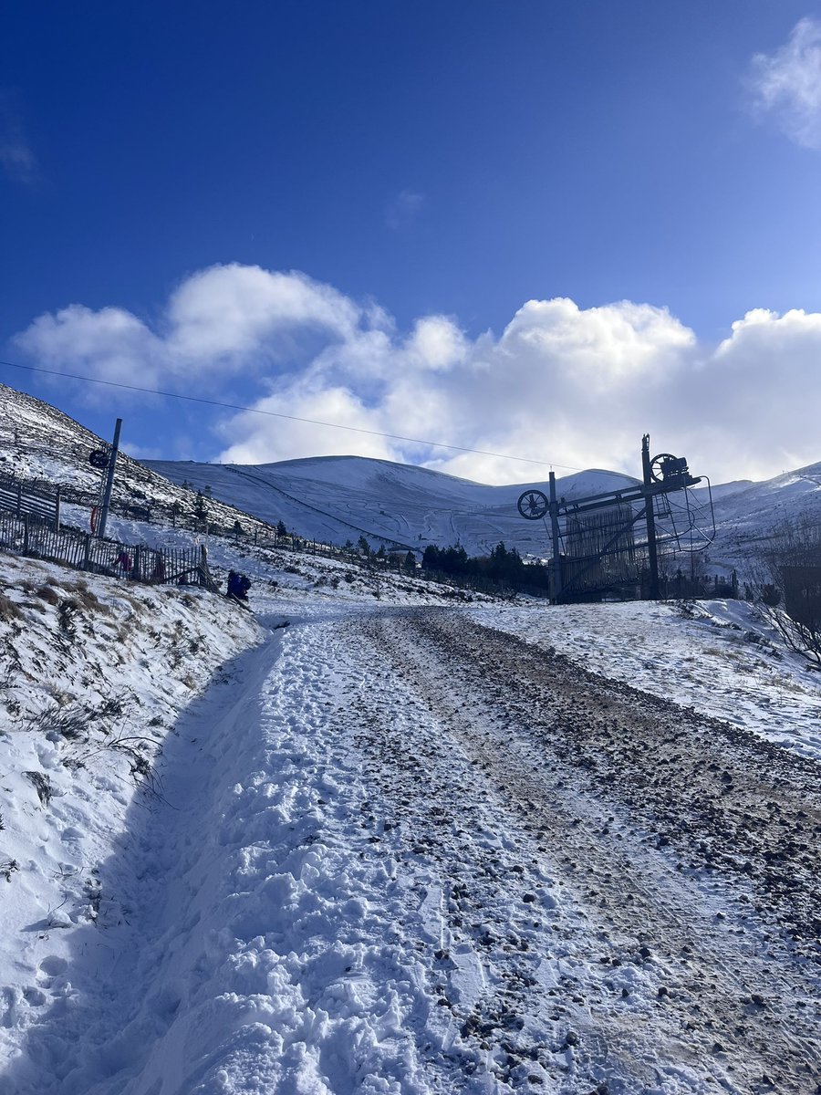 MrsDown23's tweet photo. Beautiful! #scotland #cairngorms #snow @cairngormsnews @CairngormMtn https://t.co/QxABtehjSn