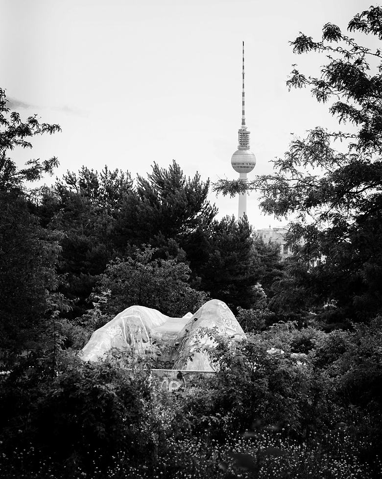 Lurking around everywhere.

 Berlin TV Tower, August 2023.

#berlinfotos #bnwmood #blackandwhite #humberlin #berlincity #berlintravel #berlinmitte