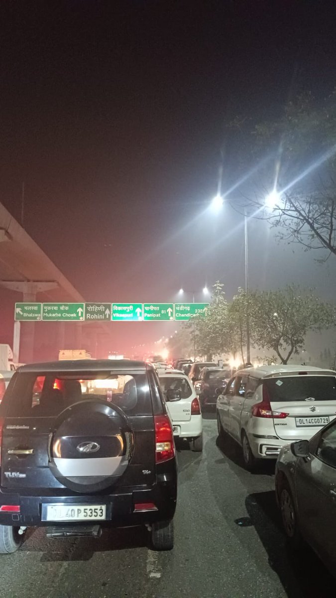 sikuchamp's tweet photo. Massive trafic jam on mukarba chowk.. school buses with kids are still stranded, it’s 9:23 pm already. #FarmerProtest2024 seems like Delhi Police didn’t see this coming #DelhiTraffic #DelhiPolice https://t.co/8FOPnTk4Gr