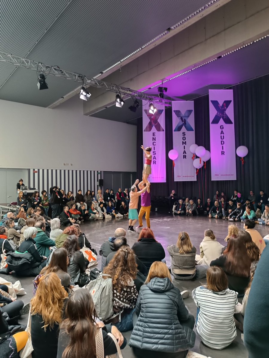 Una part de l'equip de Can Clariana ha fet una escapada a l'Espai Carrer de Viladecans, i han descobert propostes molt boniques i emocionants!🔥

Prepareu-vos per un trimestre ple d'art i emocions 💜

#CanClariana #CentresCívicsBCN