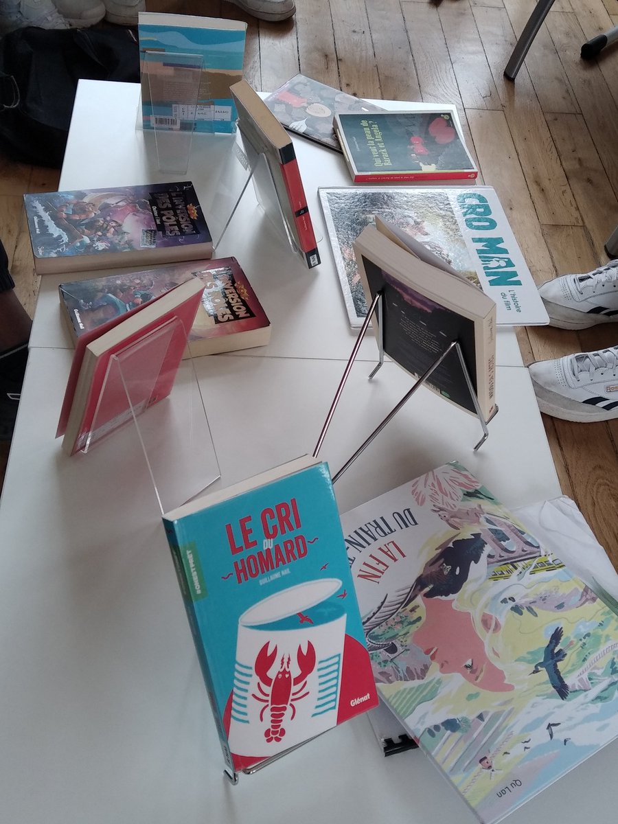 Aujourd'hui, une très belle rencontre entre l'auteur Guillaume Nail et les élèves de 2nde bac pro TRPM. On a parlé inspiration, rituels d'écriture, chaîne du livre, rémunération, discriminations.. Des échanges riches! Un auteur passionnant et des élèves attentifs, à l'écoute.