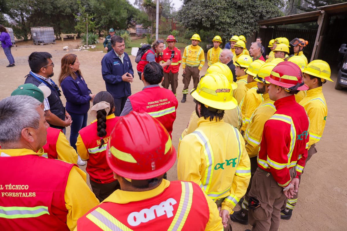 Las y los brigadistas de @conaf_minagri han hecho una labor heroica combatiendo los incendios forestales. Hoy estuvimos junto a ellos en el Aeródromo de Rodelillo agradeciendo su trabajo en las emergencias, pero también para realizar un balance de la situación en la Región de…