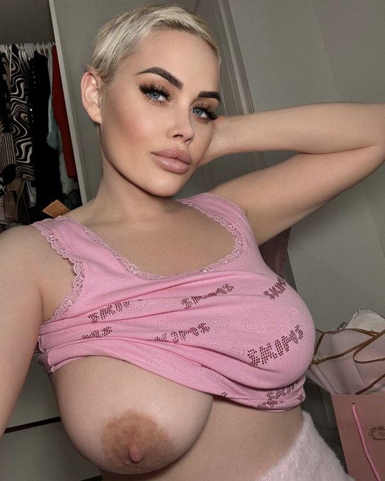 Who didn&rsquo;t get a pic in their DMs??? https://t.co/C1qNEdaCzY<a href="/tag/breastcancerawarenessmonth"class="tags"><span>#breastcancerawarenessmonth</span></a>