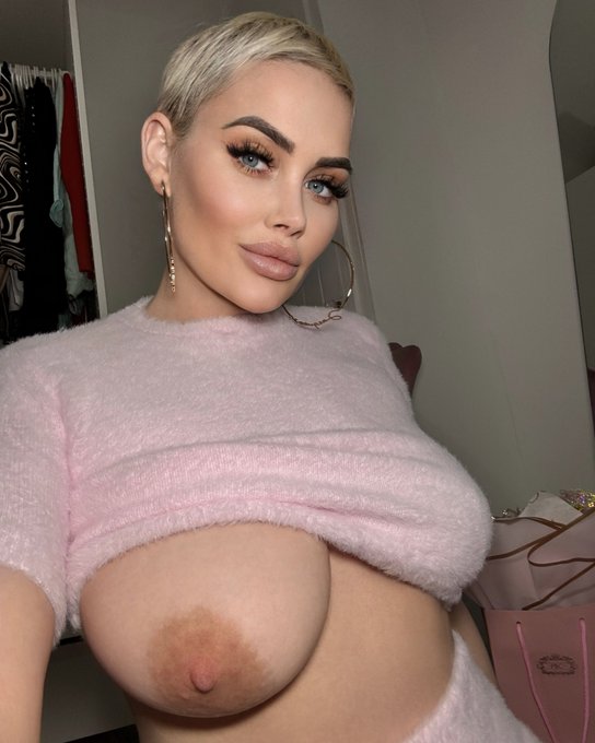 Who didn&rsquo;t get a pic in their DMs??? https://t.co/C1qNEdaCzY<a href="/tag/breastcancerawarenessmonth"class="tags"><span>#breastcancerawarenessmonth</span></a>