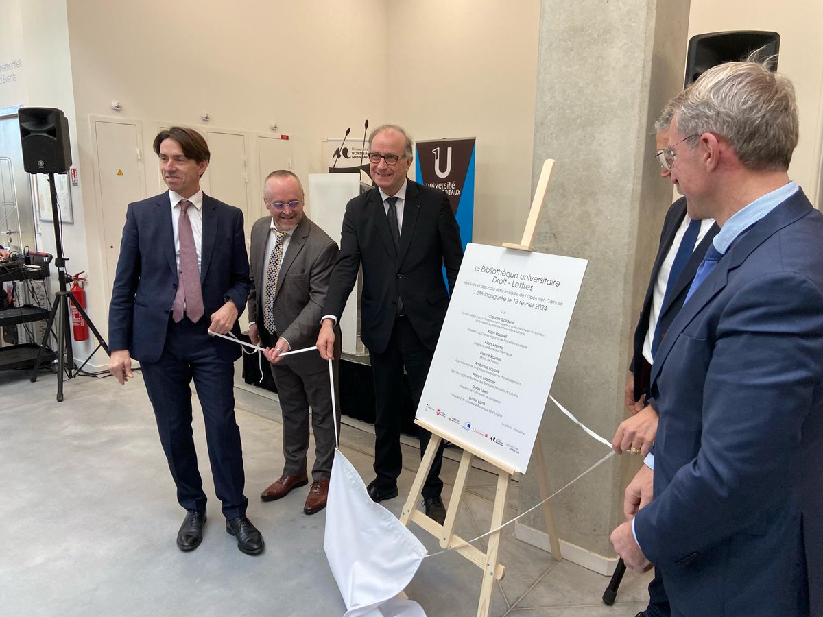 Le recteur délégué à l'#ESRI @GalderisiClaud1 aux côtés de Dean Lewis et @LarreLionel pour l'inauguration de la B.U Droit-Lettres @univbordeaux 📚 ➡️Restructuration et extension des locaux ➡️Amélioration des conditions d'accueil des étudiants ➡️Extension des horaires d'ouverture