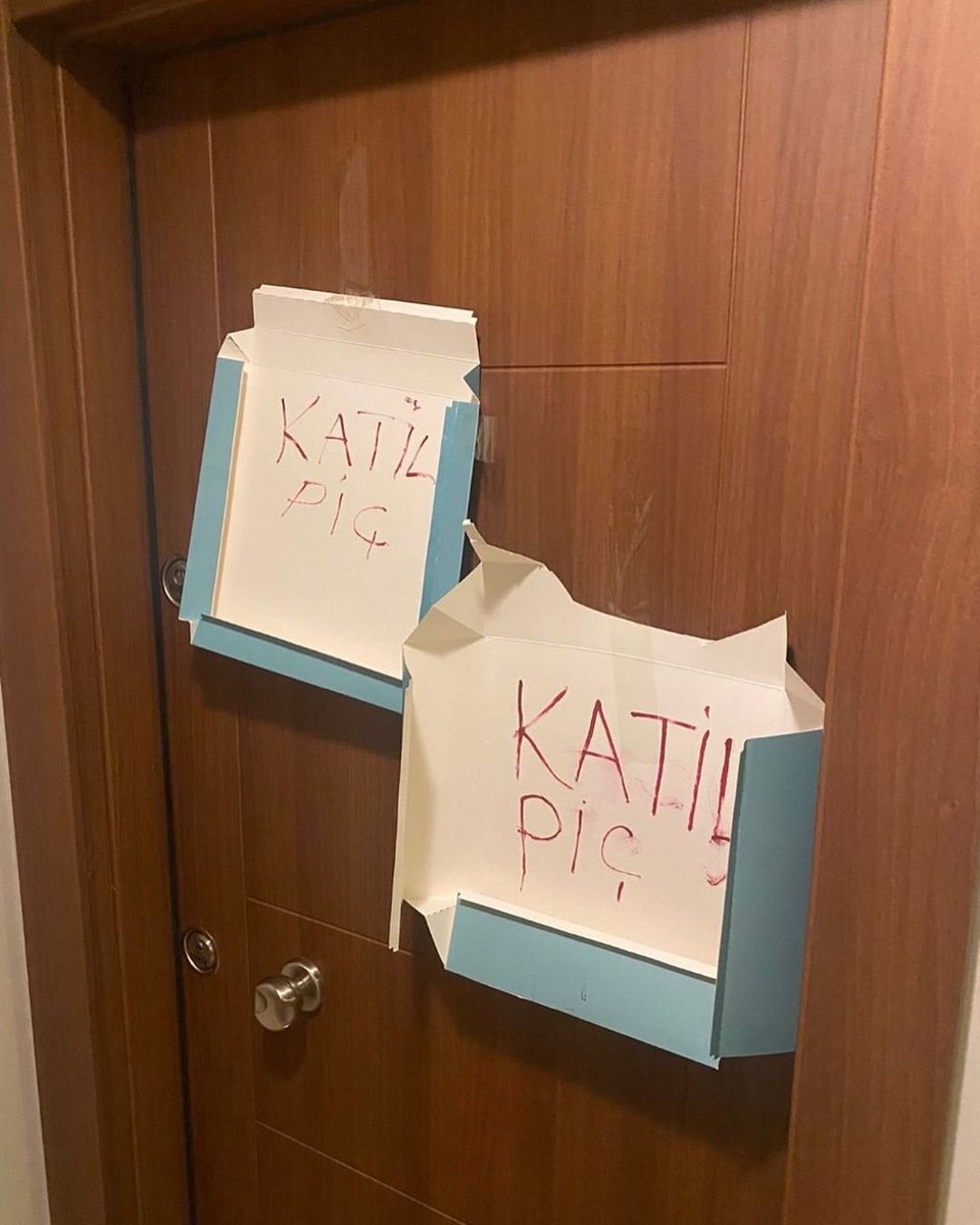 İstanbul’da yaşadığı sitenin sevilen kedisi Eros’u, ALTI dakika boyunca işkence ederek öldüren İbrahim Keloğlan'ın kapısına;

"Katil p*ç" yazısı asıldı.