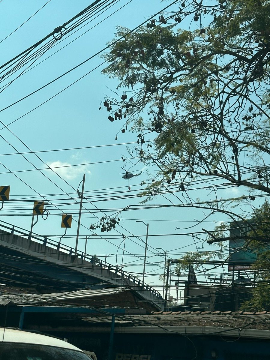 TRAFICOENTEGUS's tweet photo. CalderonEnma.#Incendio en venta de repuestos frente a aeropuerto #Toncontin mantiene bloqueado el paso en ese sector. @BomberosHn ha controlado el siniestro helicópteros @AereaHn evitan propagacion en la zona. Hay derrame de aceite  @VTVSomosTodos  @TRAF… https://t.co/z3ibILvoVj