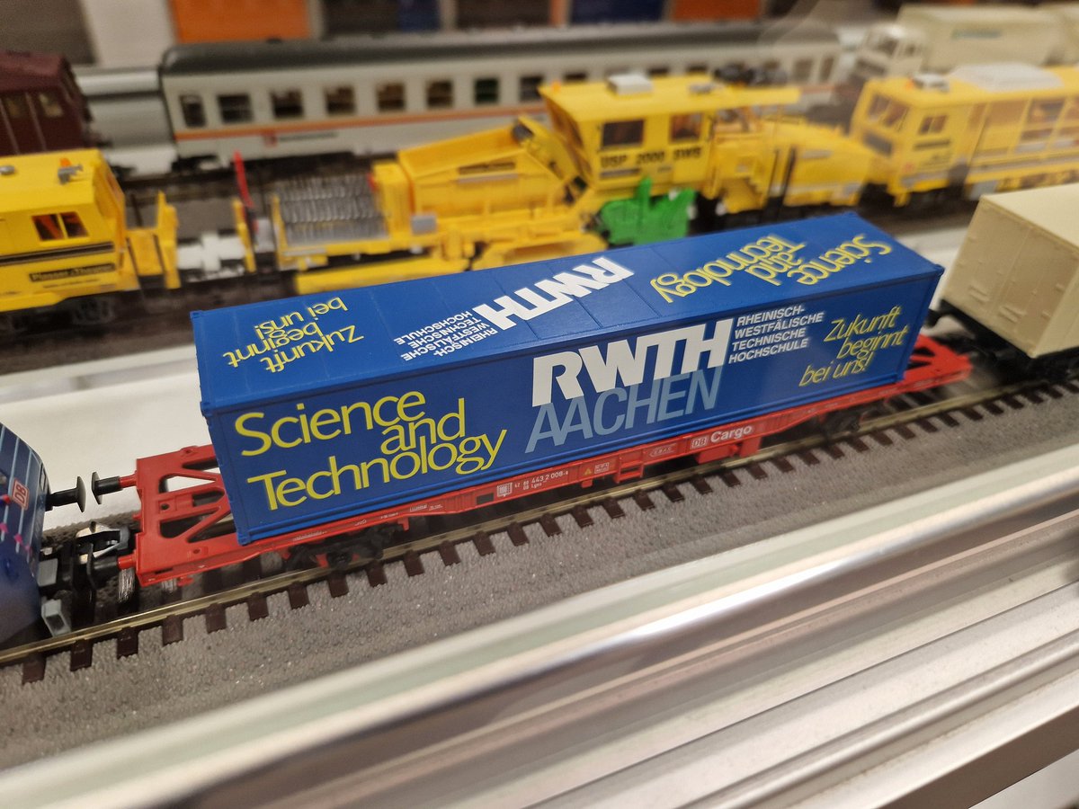 <a href="/zuggucker/">Zora</a> Ich bin doch erstaunt, dass dieser Container ein reales Vorbild hat. Dachte der sei ein simples Werbegeschenk an die TU Dresden.