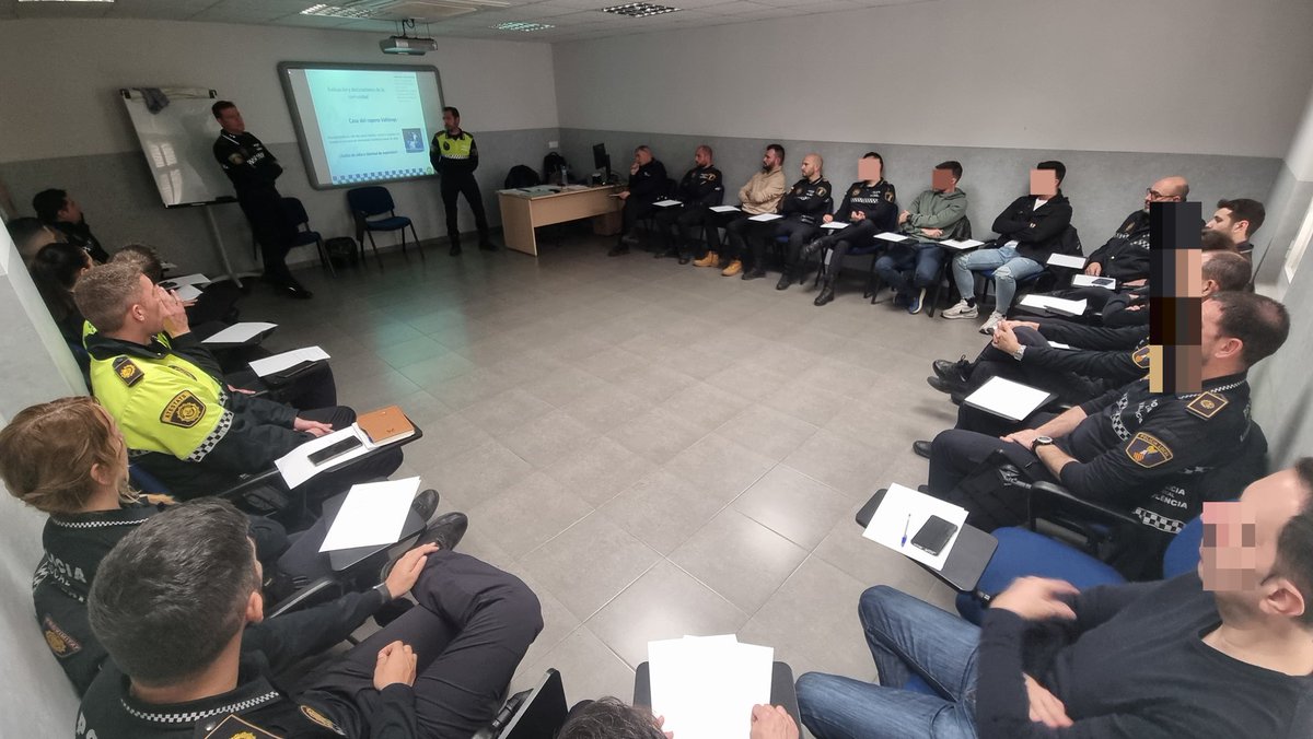 policialocalvlc's tweet photo. Hui celebrem la 20ª sessió formativa de #TAHCLE amb l´objectiu que els nostres policies puguen previndre, detectar i actuar correctament davant dels delictes d´odi.
Policies de totes les unitats i torns de treball reben periòdicament esta formació.
@osce_odihr
#HateCrime
#Police https://t.co/TYcO0k5Phc