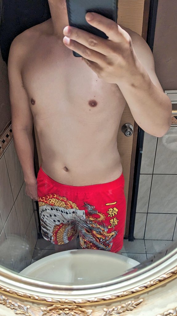 BoxersTaro's tweet photo. 龍年果然還是要龍內褲

初四出門唱歌來一張
行運一條龍！

#四角褲 #龍內褲 https://t.co/4YQUHYfsuP