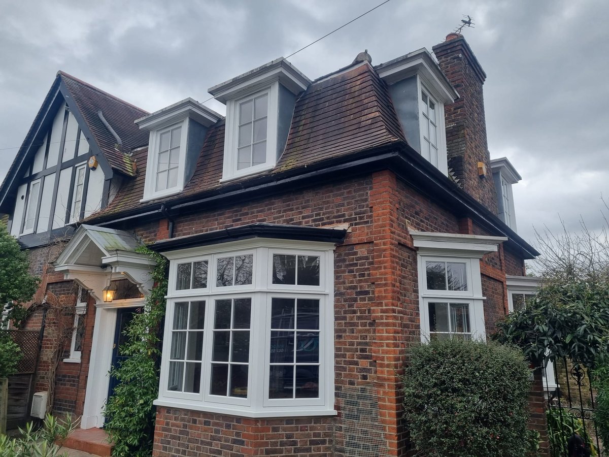 PPGlass1's tweet photo. Beautiful casement windows, in the same style as the originals now adorn this charming home in South West London.

The new windows are finished in ‘White’, complemented with 18mm astragal glazing bars and manufactured in Engineered European Redwood.

#beforeandafter #pandpglass https://t.co/ghqUUo3AlU