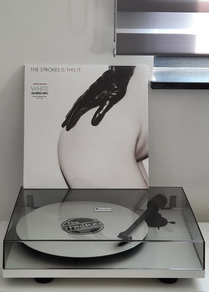 gepo1303's tweet image. The new transparent red Edition of the &apos;IS THIS IT&apos; LP is really nice, but the white one from 2020 is an all-time favourite of mine... 🤍😇 #TheStrokes #isthisit @thestrokes  @TheStrokes_Fans