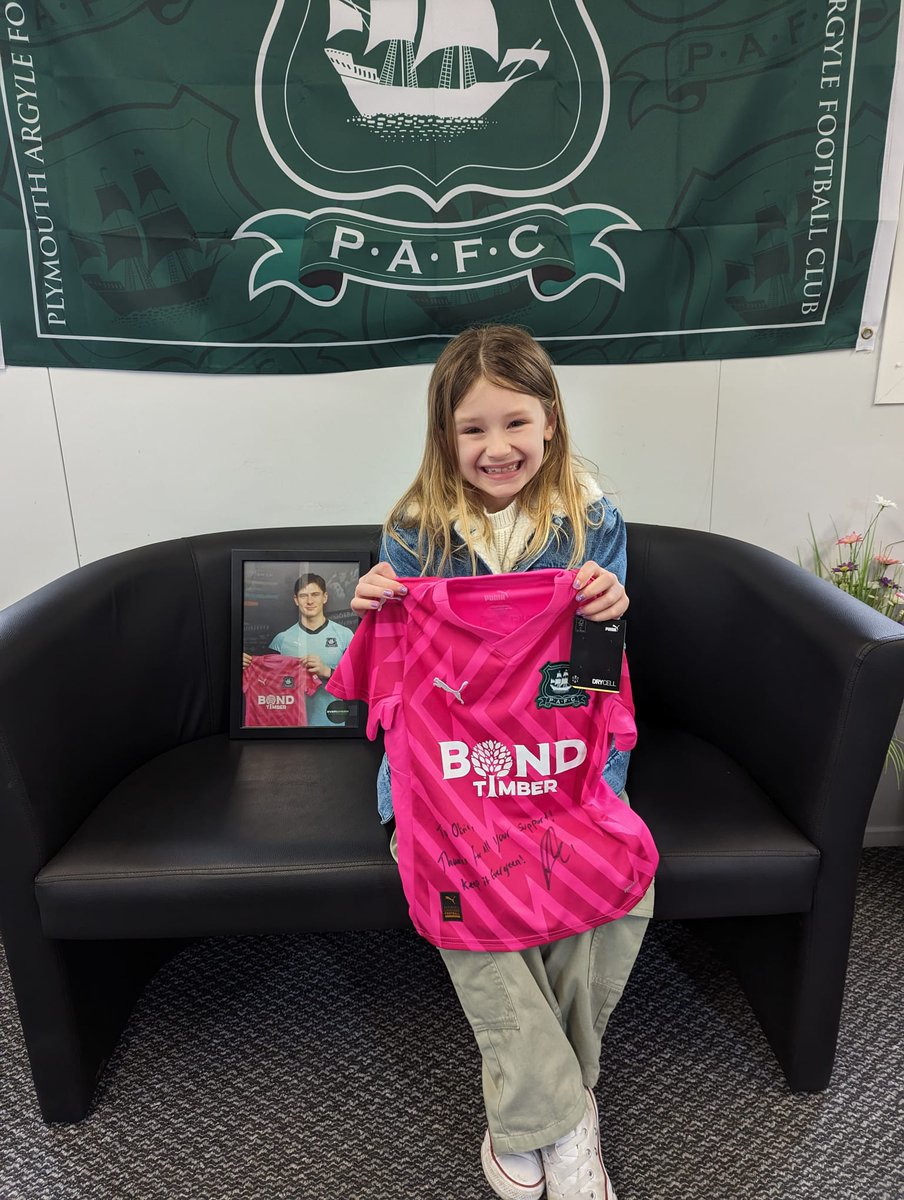 We had the superstar of our latest Q&A, Olivia, come in to the Evergreen Suite to collect a signed shirt from Michael Cooper after her amazing video she sent in to us. As you can tell she was very happy! Keep it Evergreen Olivia! 💚 #pafc | #Evergreen | #argyle