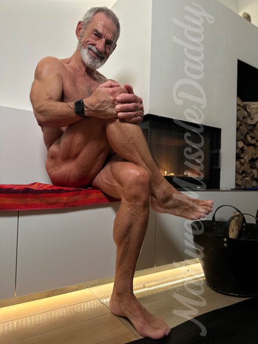 After yesterday&rsquo;s controversial topic here on my twitter, I recorded another sexy workout with some flexing<a href="/tag/bodyoil"class="tags"><span>#bodyoil</span></a>