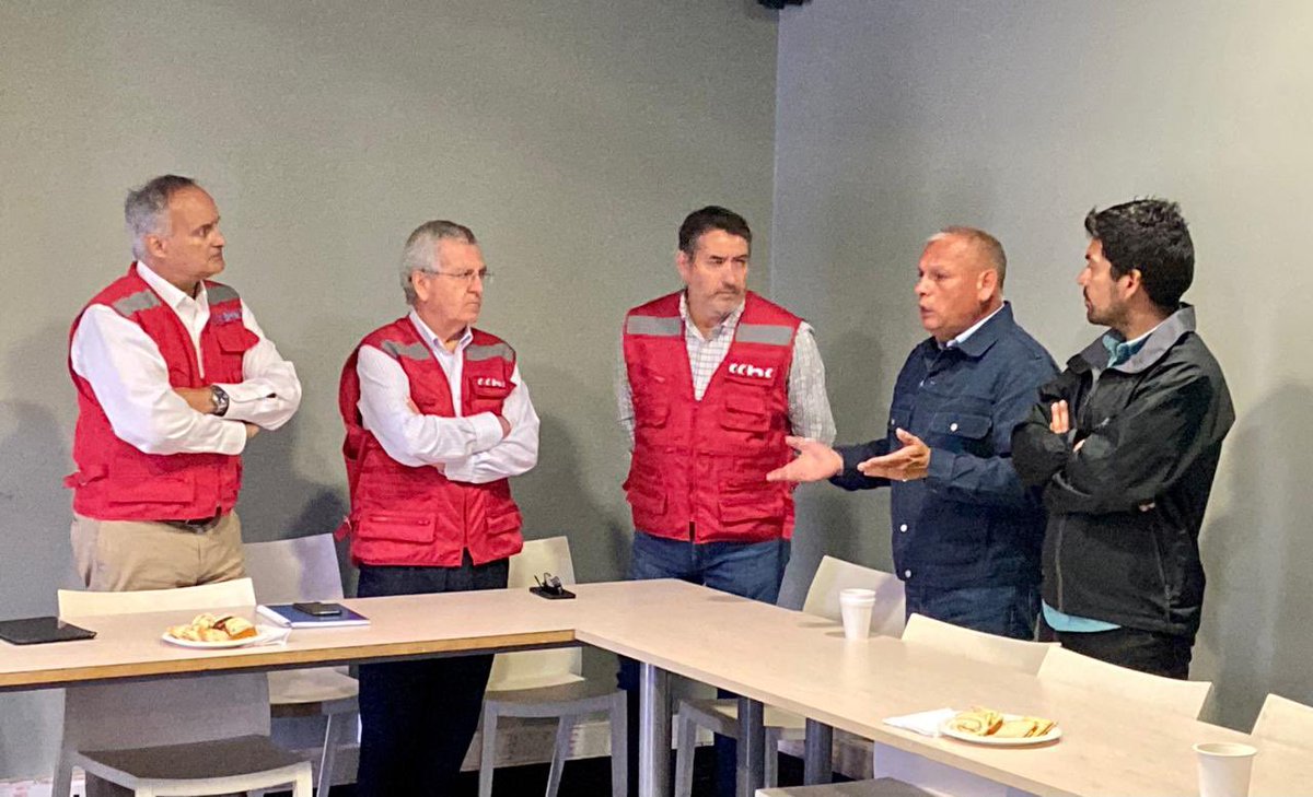 AHORA
Buscando apoyar la reconstrucción del Gran #Valparaiso e invitados por <a href="/GOREValparaiso/">Gobierno Regional de Valparaíso</a> <a href="/rmunda/">rodrigo mundaca</a>, como #CChC participamos en reunión con ministros <a href="/Minvu/">MINVU - Chile</a> <a href="/carlosmontestwt/">Carlos Montes</a>,  <a href="/CamilaVallejo88/">Camila Vallejo</a>, <a href="/MinDesarrollo/">Ministerio de Desarrollo Social y Familia</a> Javiera Toro, subs. <a href="/mop_chile/">Ministerio de Obras Públicas🇨🇱</a>,  seremi <a href="/minvuvalparaiso/">Seremi MINVU Valpo</a> y alcaldesas.