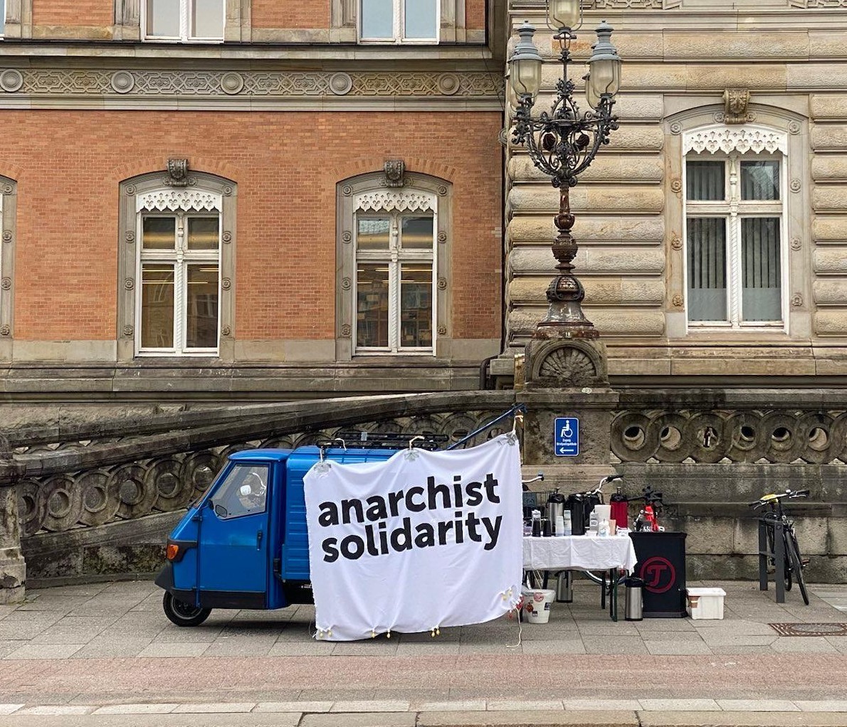 Nach sieben Jahren (!) gibt’s immer noch G20 Prozesse.

Aktuell läuft der so genannte Rondenbarg Prozess – kommt zur solidarischen Prozessbegleitung.

Mehr Infos und Termine hier: rondenbarg-prozess.rote-hilfe.de/termine/