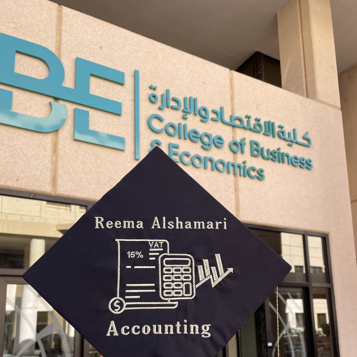 reemashamari's tweet photo. بداية الرحلة كانت بـ"اللهم أني أستخيرك بعلمك"، ومن فضل الله وعلمه أن اختار لي تخصص المحاسبة كمهنة، مشاق الأمس مسرات اليوم، تم بحمد الله تخرجي بتقدير ممتاز مع مرتبة الشرف الأولى، نهاية رحلة وبداية أخرى 

(وآخر دعواهم أن الحمد لله رب العالمين) ✨🎓 https://t.co/t39W8yOhmR