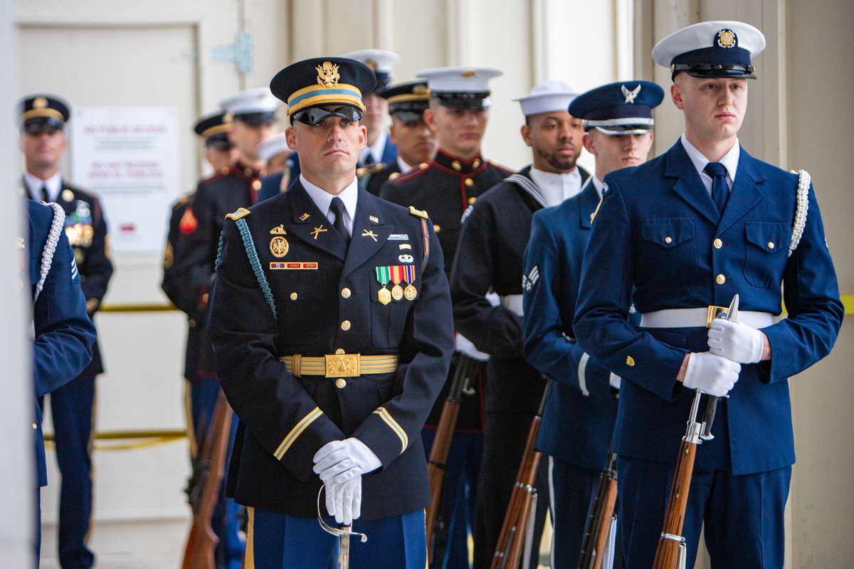 Yesterday, #OldGuard Soldiers participated in a Joint Armed Forces Color Guard wreath laying ceremony celebrating Pres. Abraham Lincoln's 215th birthday at the Lincoln Memorial.  (@USArmy 📸 by Sgt. Ethan Scofield) @NationalMallNPS