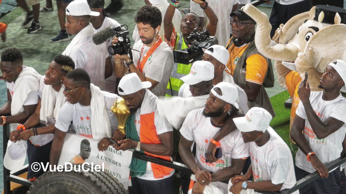 kevin__dnd's tweet photo. Champion d'Afrique 2023
Côte d’ivoire  3eme étoile 🌟 
⭐️⭐️⭐️
#cotedivoire🇨🇮 #can2024🇨🇮🏆⚽️  #sebastianhaller #finale #ebimpe https://t.co/t78RTpVfYO