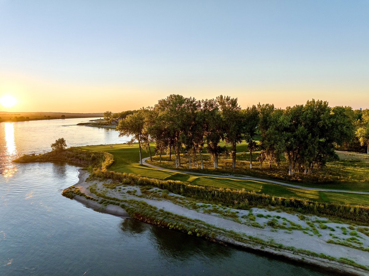 This corner of the property is pretty special!

“Still the favorite finishing two holes that I have ever played!”

#DakotaDunesCC #ArnoldPalmerGolf #LUGolf #SouthDakotaGolf