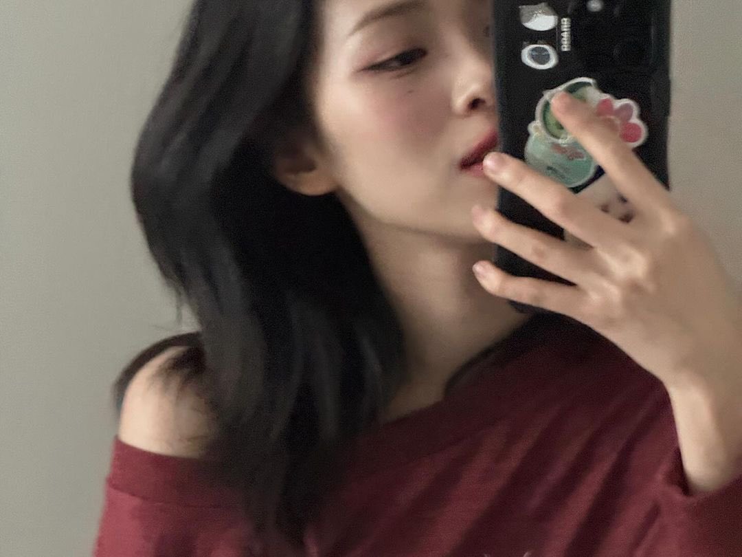 itzyryudjin's tweet image. 젤 좋아하는 빨간 티셔츠