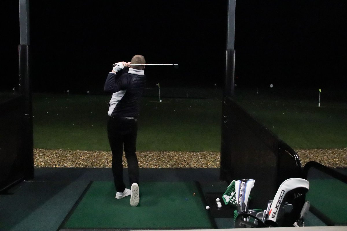 Nights on the range😍 Our Toptracer driving range is the perfect place to work on your game during those dark winter nights! Opening hours: Mon - Sat: 09:00 - 21:00 Sunday: 09:00 - 18:00 #golf #golfcourse #drivingrange #toptracer #everyonewelcome #wintergolf #restaurant