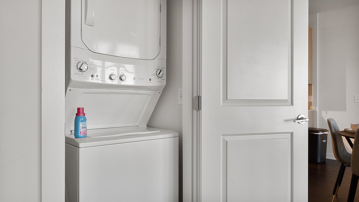 A lovely space for a quick downtown stay in Durham, NC! 

#airbnbphotography #shorttermrentals #realestatephotographer #vrbos #ncphotographers #interiordesign

📸 DM, text, call, or email to book! Website in bio!