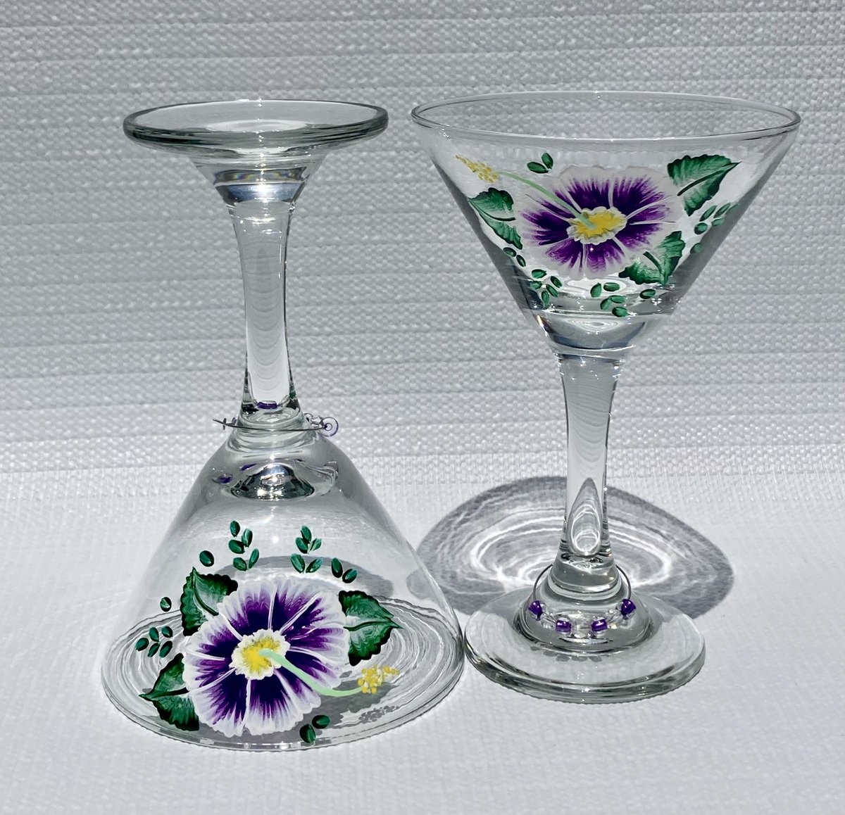 Cocktail glasses etsy.com/listing/123984… #cocktailglasses #martiniglasses #mothersdaygift #SMILEtt23 #CraftBizParty #handaintedglasses #etsy #etsyshop