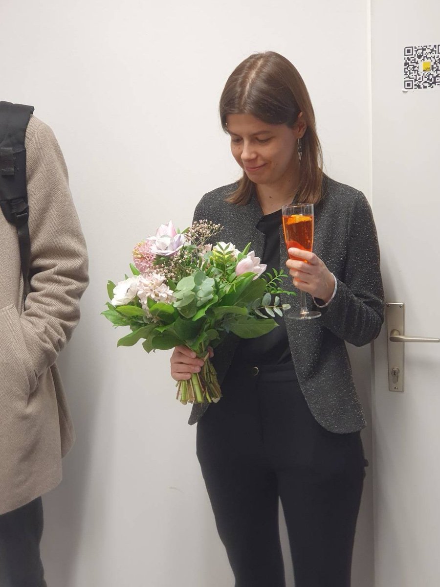 Passed the Habilitation 👩🏻‍🎓 - with my thesis on museum data in theory&practice and the Colloquium in which I talked about tracing exhibition histories with digital methods. Loved celebrating with my amazing @DH_Graz colleagues, who had organised the best surprise party! 🎉🥂❤