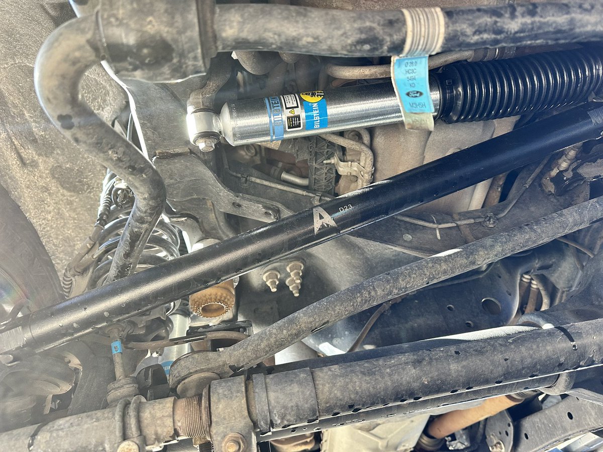 EF_Zeli's tweet photo. Any f250/350 guys trying to fix death wobble issues I finally fixed mine with an Apex Upgraded drag link and a Bilstein factory location steering stabilizer! https://t.co/GYz3Kup1d7