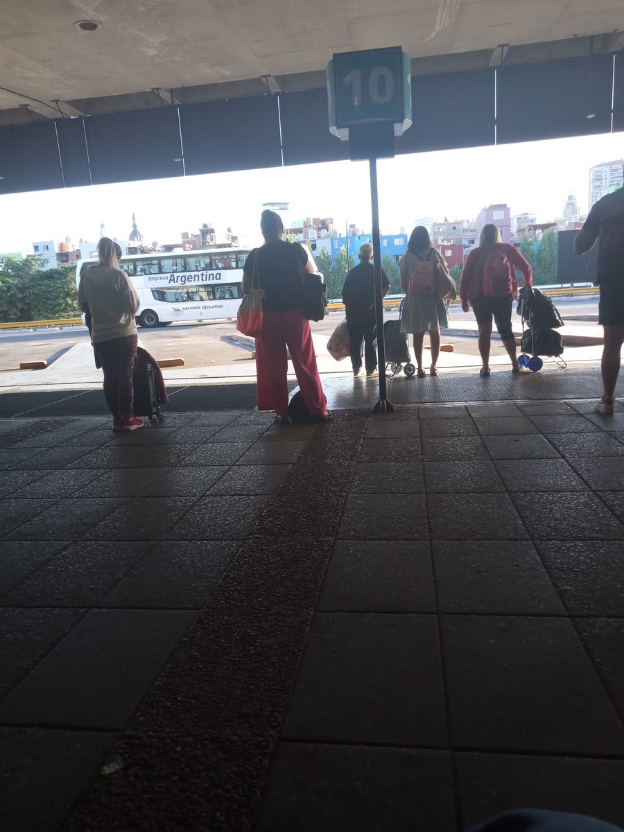 Vine a buscar un pariente a la estación de micros de Retiro. Es África, años 70 😩